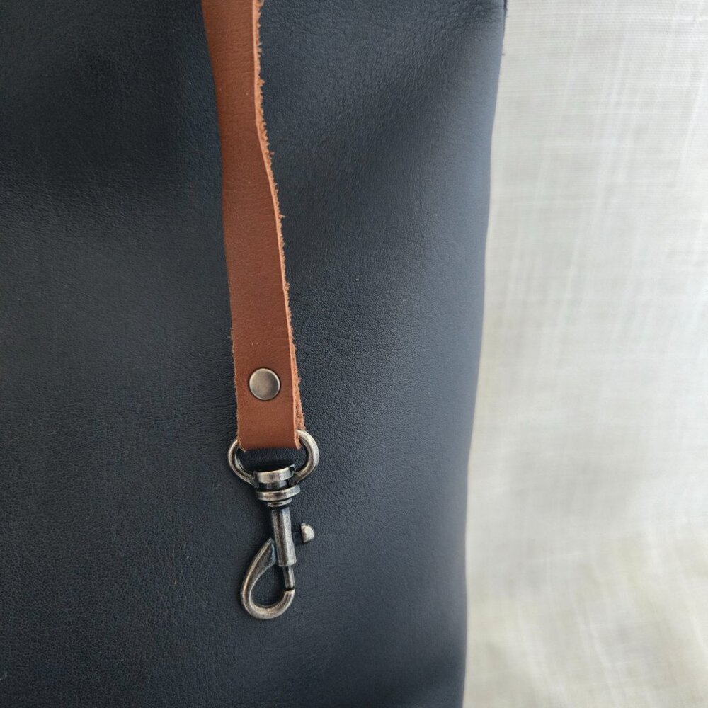 Duluth Trading Co. Black Leather & Brown Trim Zipper Lined Tote w Accessory Bag - Picture 8 of 14
